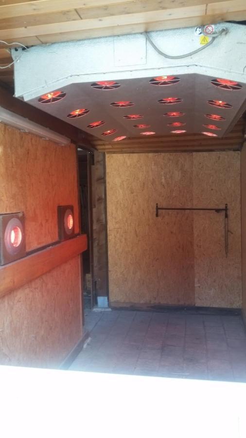 King Of Gold Stables Appartement Met Stalling Voor 5 Paarden Zutendaal Exterior photo